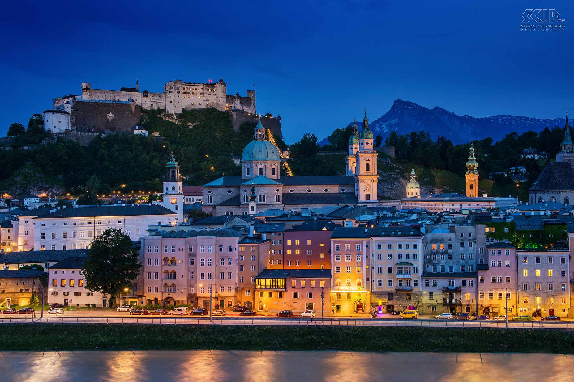 Oostenrijk - Salzburg - By night Zicht op de rivier, het oude centrum van Salzburg en de Festung Hohensalzburg. Deze foto is genomen vanaf de Kapuzinerberg. Stefan Cruysberghs